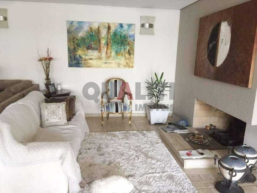 Casa com 6 Quartos e 4 banheiros à Venda em Moema