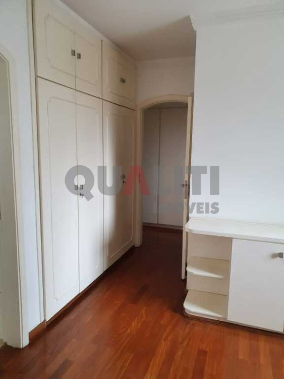 Apartamento à venda no Campo Belo com 3 dormitórios, 1 suíte e 2 vagas de garagem