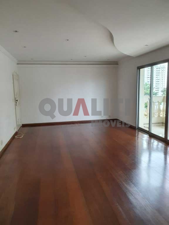 Apartamento à venda no Campo Belo com 3 dormitórios, 1 suíte e 2 vagas de garagem