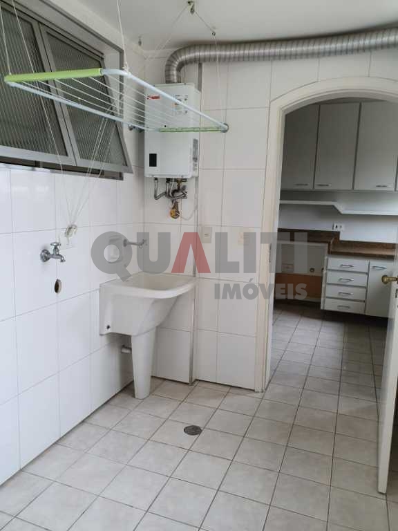 Apartamento à venda no Campo Belo com 3 dormitórios, 1 suíte e 2 vagas de garagem