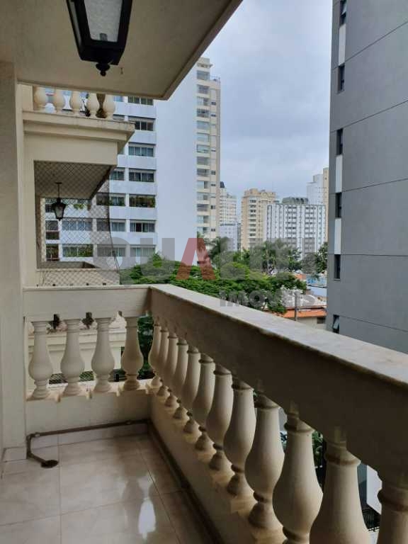 Apartamento à venda no Campo Belo com 3 dormitórios, 1 suíte e 2 vagas de garagem