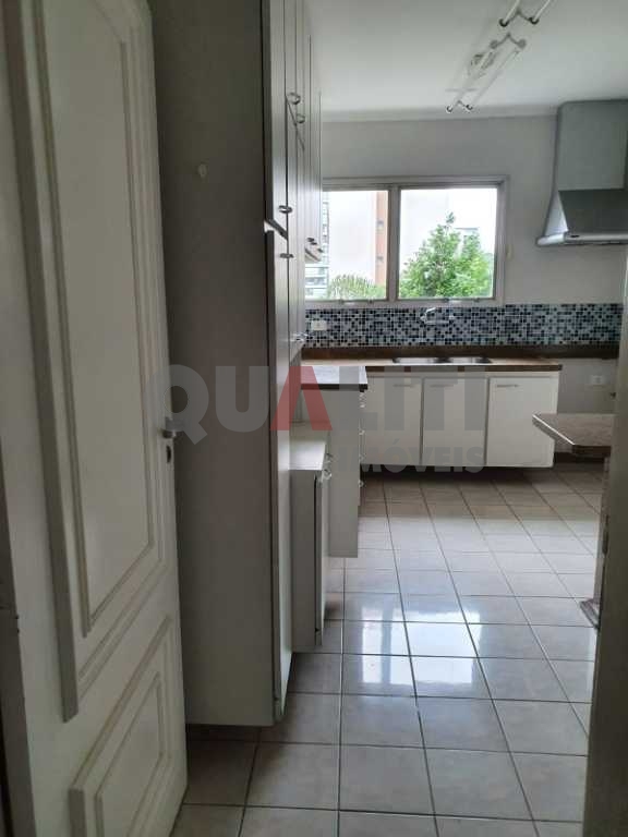 Apartamento à venda no Campo Belo com 3 dormitórios, 1 suíte e 2 vagas de garagem