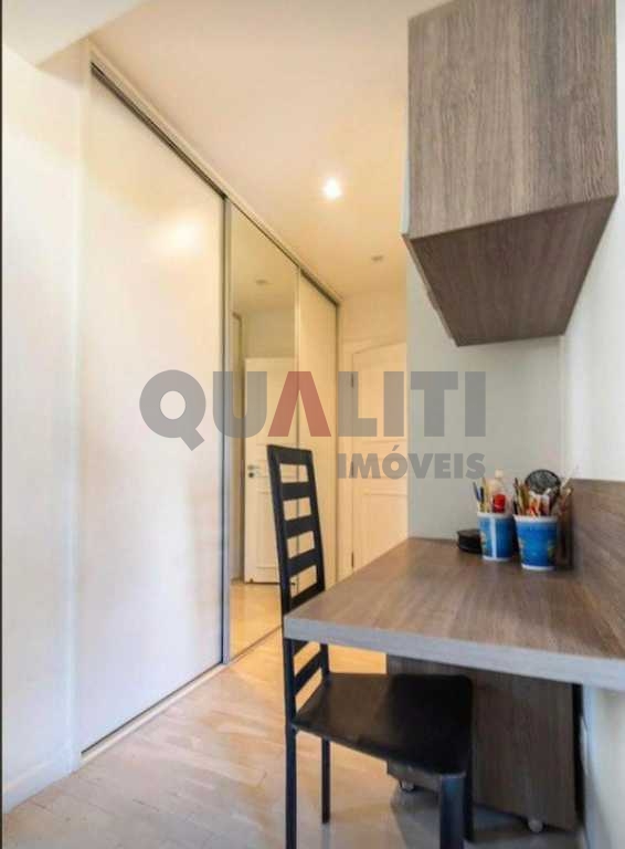 Apartamento à venda com 220m² mobiliado com 4 dormitórios, 3 suítes sendo 1 por andar, no Campo Belo.