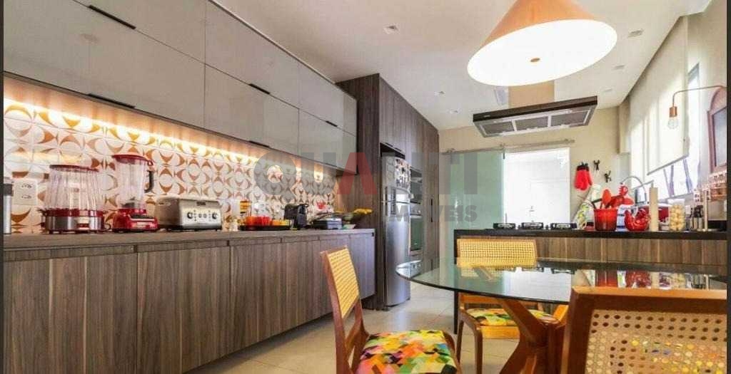 Apartamento à venda com 220m² mobiliado com 4 dormitórios, 3 suítes sendo 1 por andar, no Campo Belo.