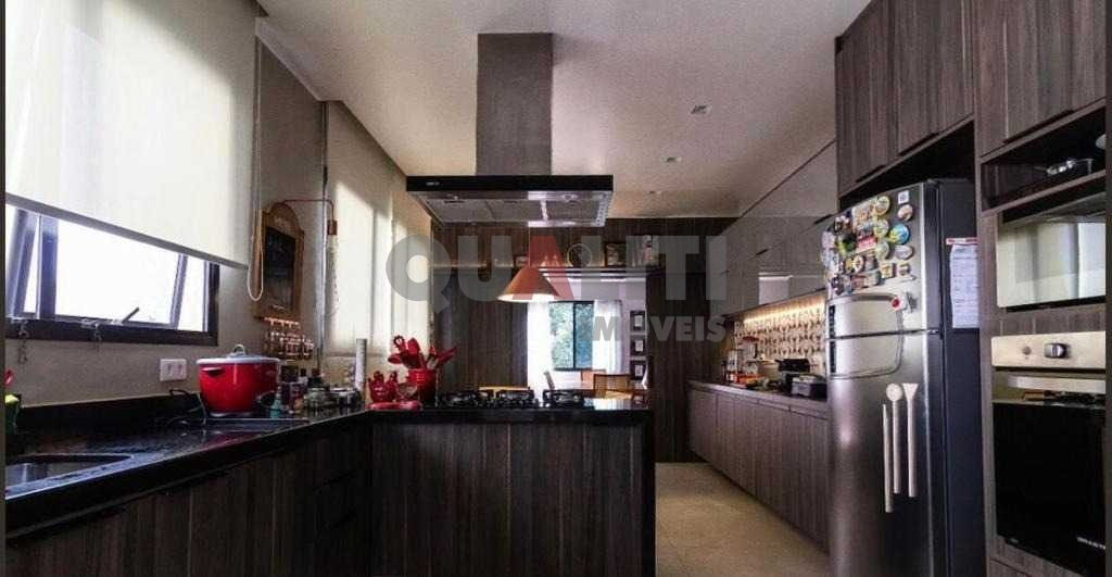 Apartamento à venda com 220m² mobiliado com 4 dormitórios, 3 suítes sendo 1 por andar, no Campo Belo.
