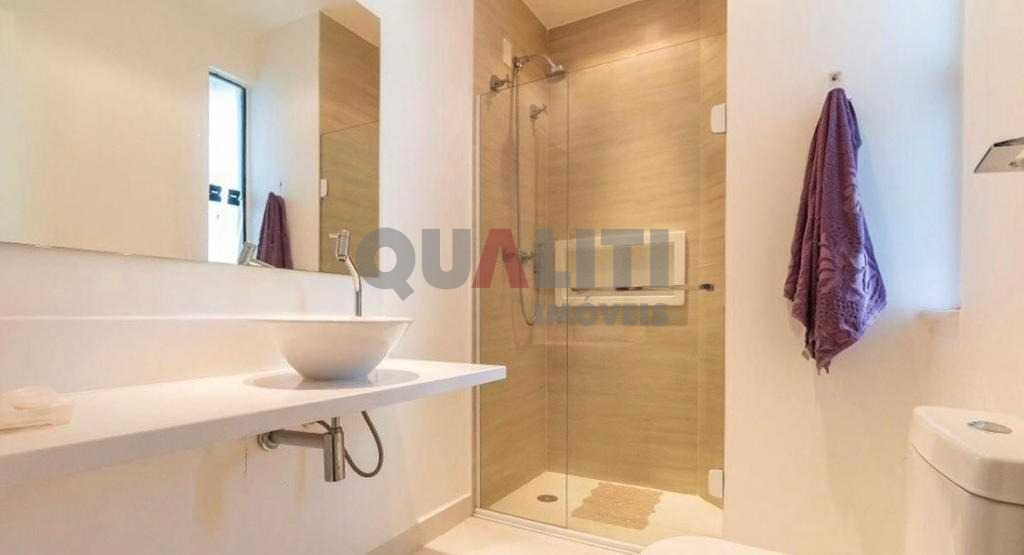 Apartamento à venda com 220m² mobiliado com 4 dormitórios, 3 suítes sendo 1 por andar, no Campo Belo.