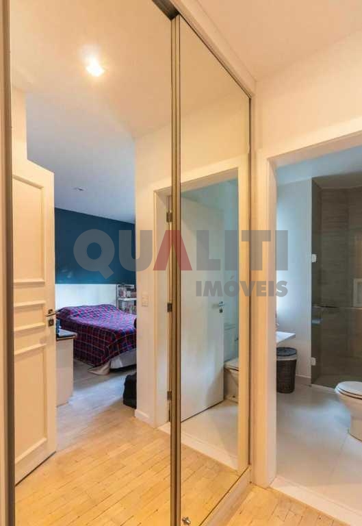 Apartamento à venda com 220m² mobiliado com 4 dormitórios, 3 suítes sendo 1 por andar, no Campo Belo.