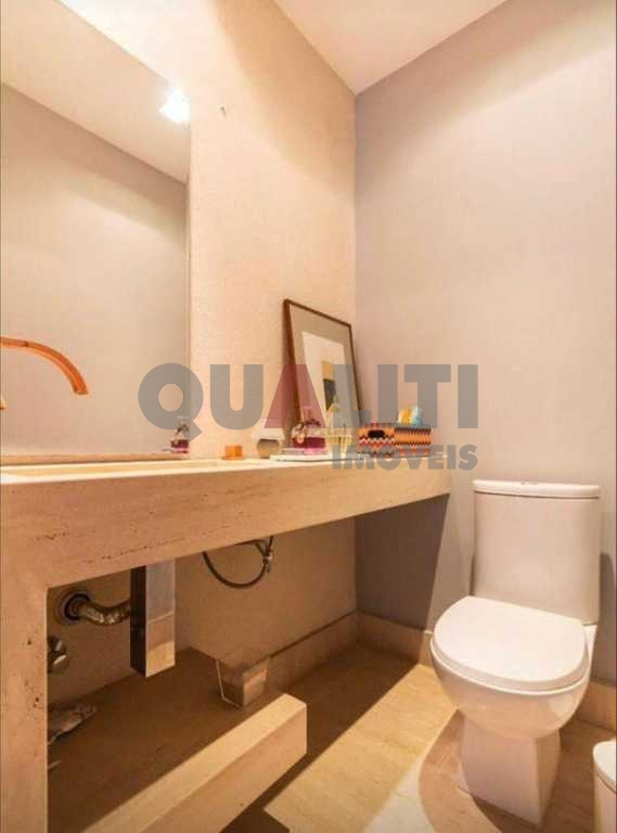 Apartamento à venda com 220m² mobiliado com 4 dormitórios, 3 suítes sendo 1 por andar, no Campo Belo.