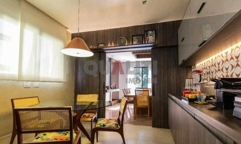 Apartamento à venda com 220m² mobiliado com 4 dormitórios, 3 suítes sendo 1 por andar, no Campo Belo.