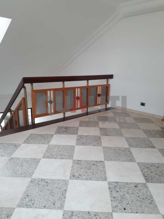 Cobertura duplex para venda em Moema, fora da rota, com 240 m², 3 dormitórios, 3 vagas de garagem, terraço com piscina, sauna e churrasqueira, lazer completo.
