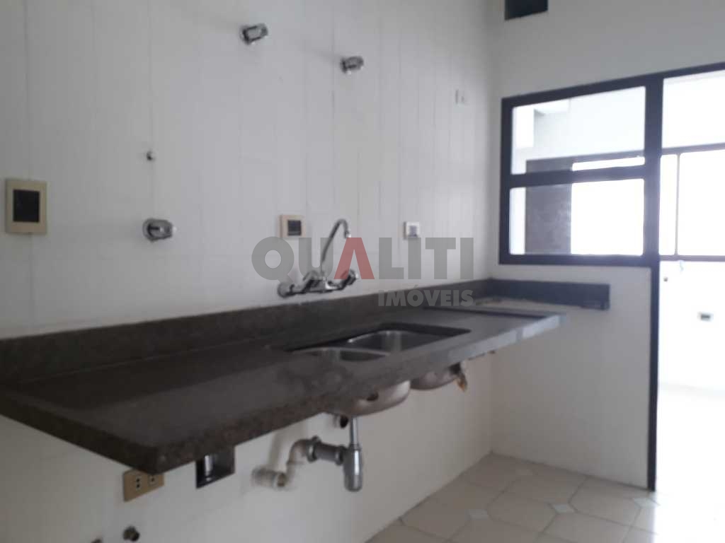 Cobertura duplex para venda em Moema, fora da rota, com 240 m², 3 dormitórios, 3 vagas de garagem, terraço com piscina, sauna e churrasqueira, lazer completo.