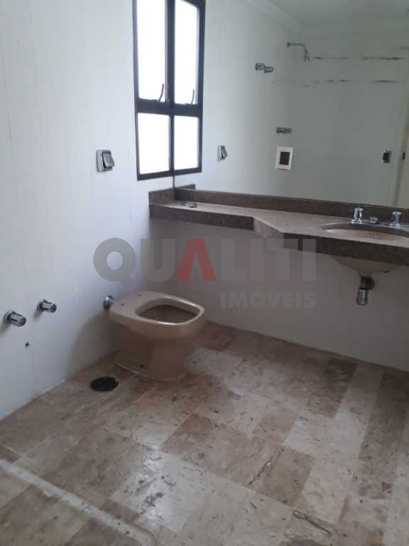 Cobertura duplex para venda em Moema, fora da rota, com 240 m², 3 dormitórios, 3 vagas de garagem, terraço com piscina, sauna e churrasqueira, lazer completo.