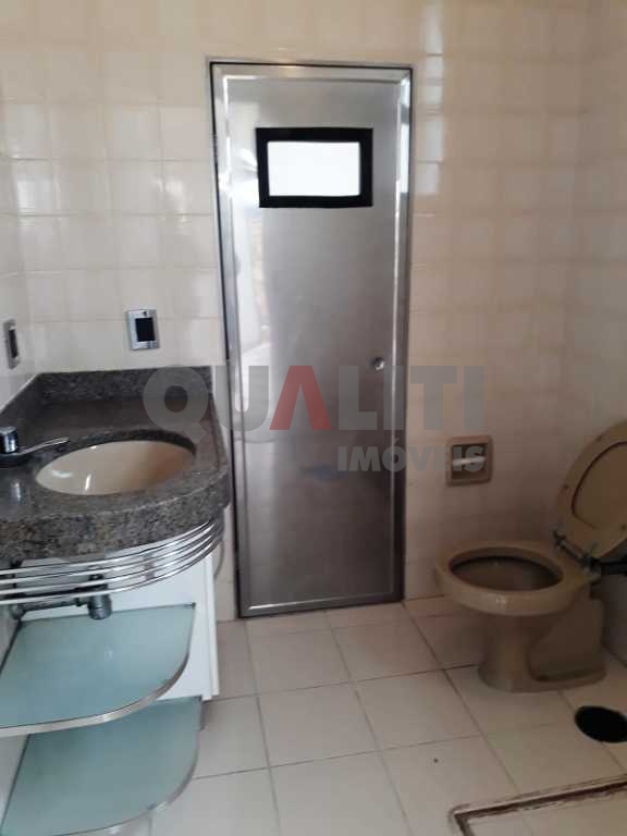 Cobertura duplex para venda em Moema, fora da rota, com 240 m², 3 dormitórios, 3 vagas de garagem, terraço com piscina, sauna e churrasqueira, lazer completo.