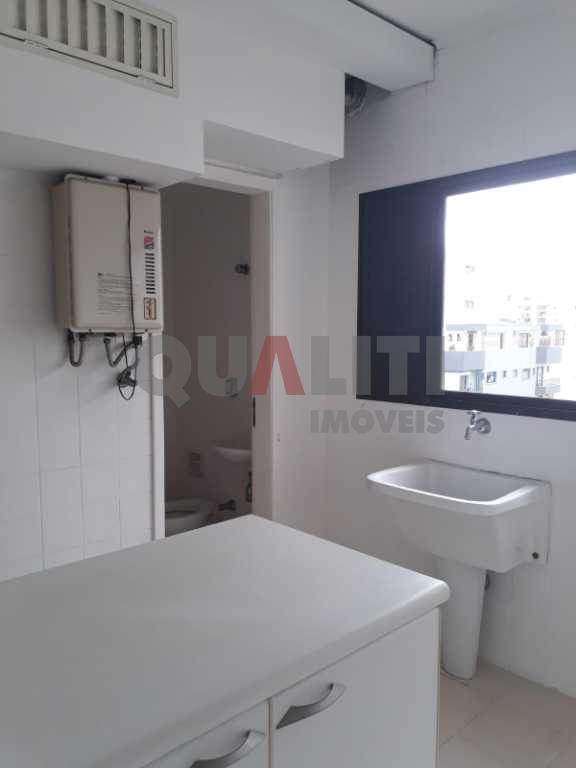 Cobertura duplex para venda em Moema, fora da rota, com 240 m², 3 dormitórios, 3 vagas de garagem, terraço com piscina, sauna e churrasqueira, lazer completo.