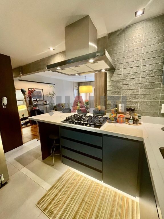 Apartamento com 74 m², 2 dormitórios, 1 suíte, totalmente reformado para venda em Moema Pássaros.