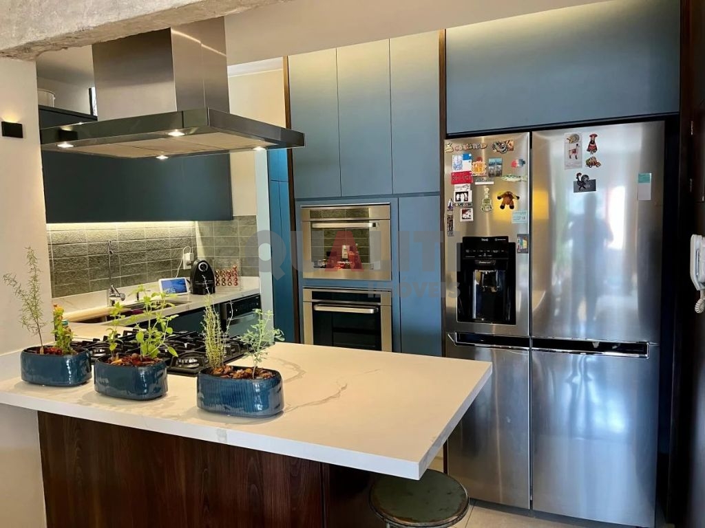 Apartamento com 74 m², 2 dormitórios, 1 suíte, totalmente reformado para venda em Moema Pássaros.