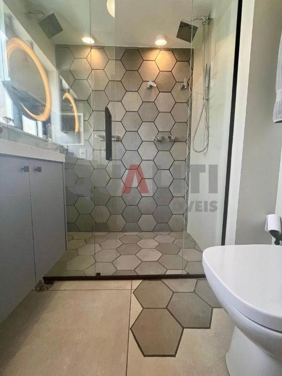 Apartamento com 74 m², 2 dormitórios, 1 suíte, totalmente reformado para venda em Moema Pássaros.