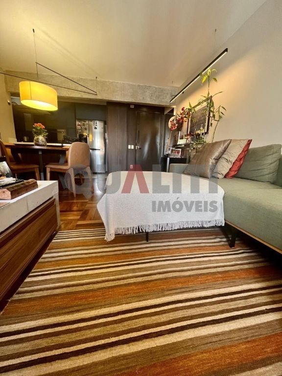 Apartamento com 74 m², 2 dormitórios, 1 suíte, totalmente reformado para venda em Moema Pássaros.