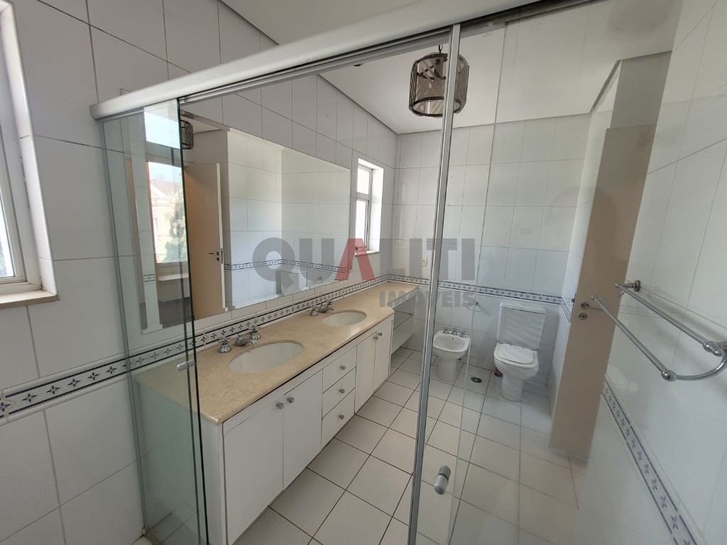 Casa em condomínio fechado, para venda e locação no Alto da Boa Vista.