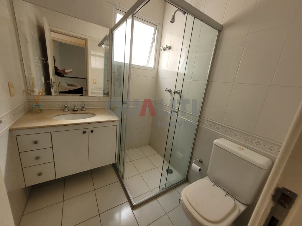 Casa em condomínio fechado, para venda e locação no Alto da Boa Vista.