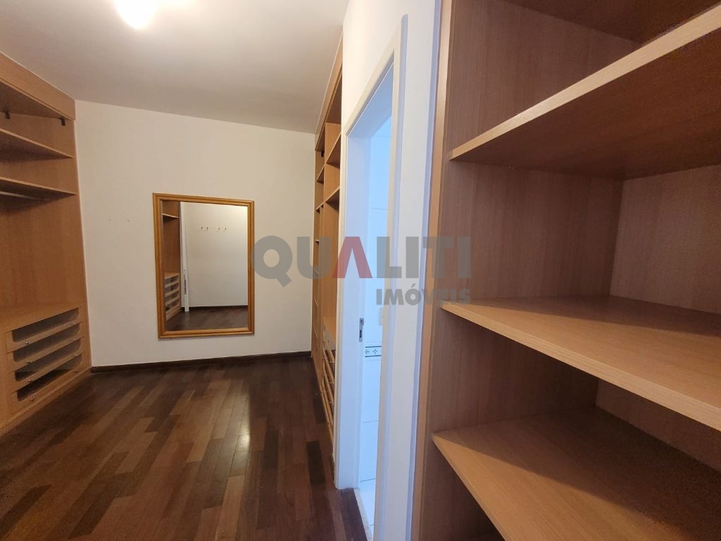 Casa em condomínio fechado, para venda e locação no Alto da Boa Vista.