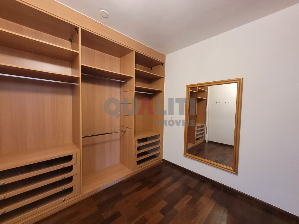 Casa em condomínio fechado, para venda e locação no Alto da Boa Vista.