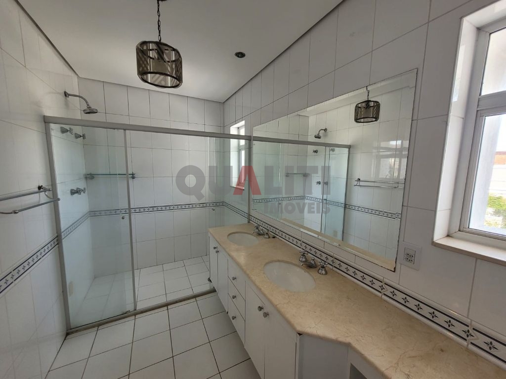 Casa em condomínio fechado, para venda e locação no Alto da Boa Vista.