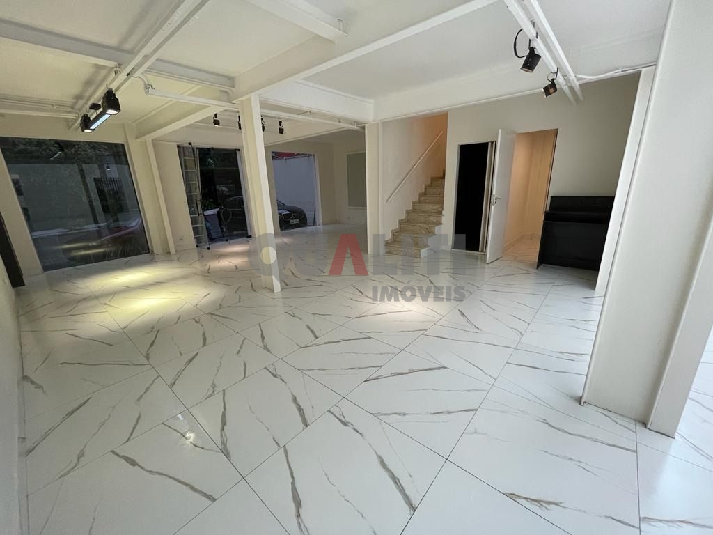 Loja de alto padrão para locação com 260m², 4 banheiros, 2 c