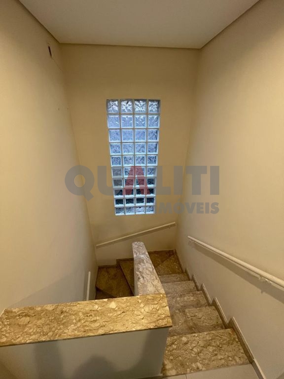 Loja de alto padrão para locação com 260m², 4 banheiros, 2 c