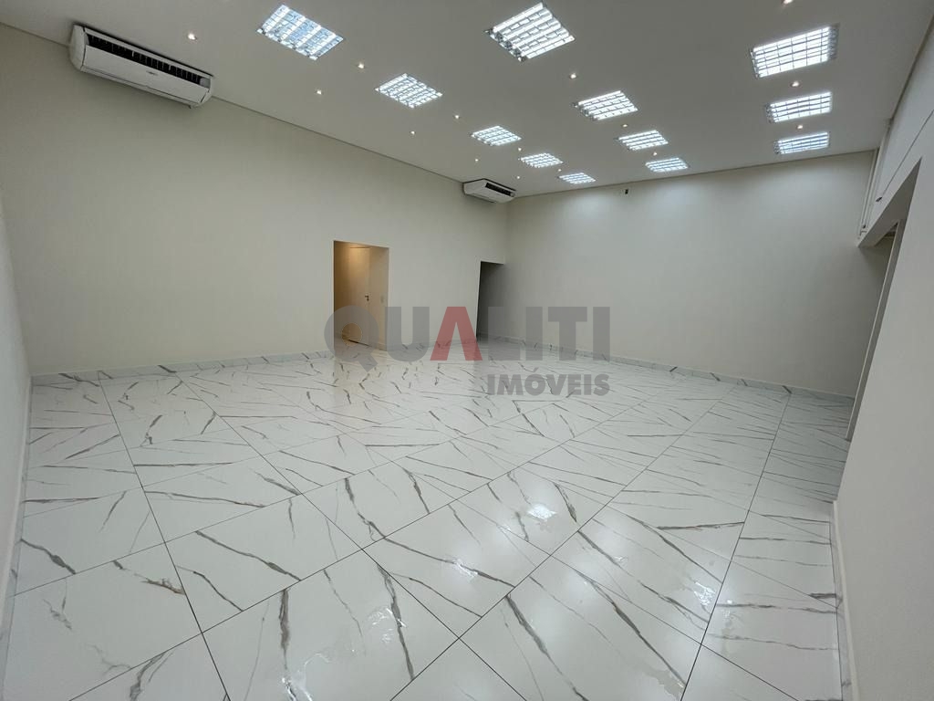 Loja de alto padrão para locação com 260m², 4 banheiros, 2 c