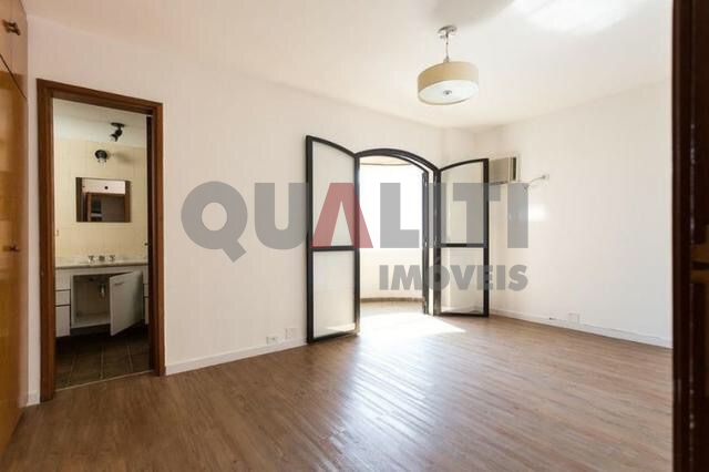 Apartamento para Venda com 181 m², 4 dormitórios, 2 suítes e 2 vagas, Rua arborizada em Moema Índios.