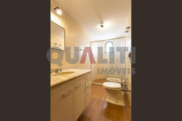 Apartamento para Venda com 181 m², 4 dormitórios, 2 suítes e 2 vagas, Rua arborizada em Moema Índios.