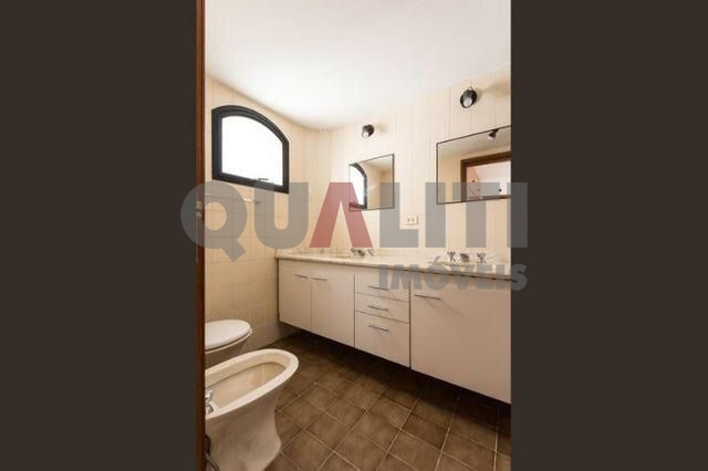 Apartamento para Venda com 181 m², 4 dormitórios, 2 suítes e 2 vagas, Rua arborizada em Moema Índios.