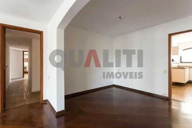 Apartamento para Venda com 181 m², 4 dormitórios, 2 suítes e 2 vagas, Rua arborizada em Moema Índios.
