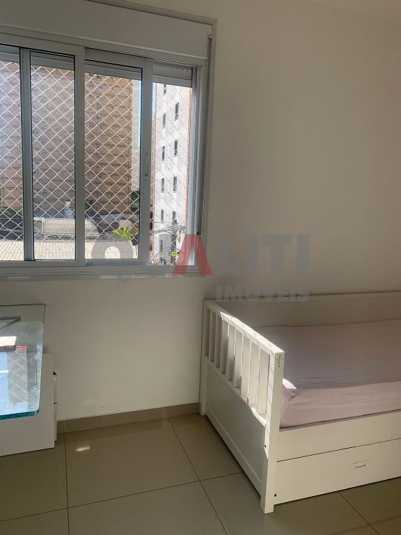 Apartamento reformado com 2 dormitórios e 1 vaga para venda na Vila Olímpia