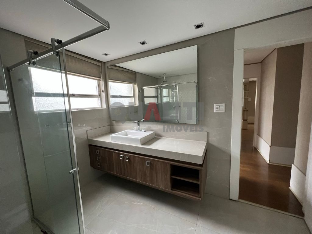 Excelente apartamento no Jardim Paulista para Venda com 251m², 3 quartos, suíte master, closet e 2 vagas de garagem.