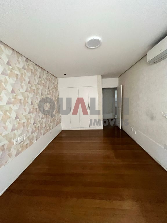 Excelente apartamento no Jardim Paulista para Venda com 251m², 3 quartos, suíte master, closet e 2 vagas de garagem.