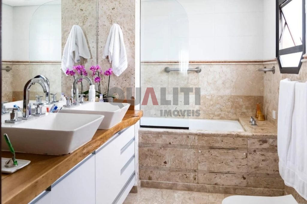 Apartamento cobertura duplex para venda de 350 m², 2 suítes, closets e 3 vagas, em Moema Índios.