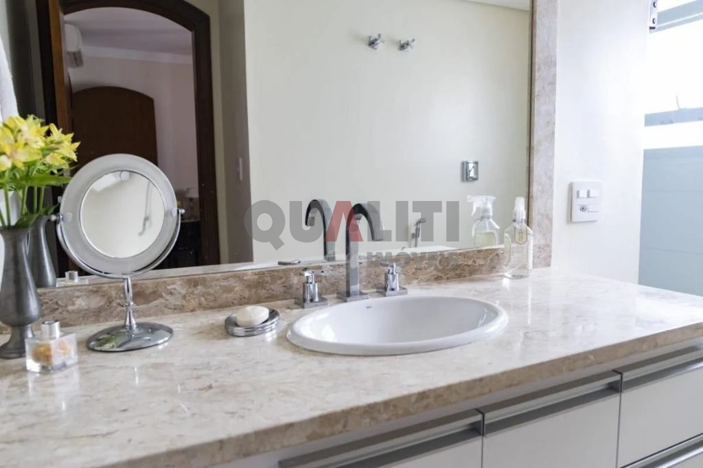 Apartamento cobertura duplex para venda de 350 m², 2 suítes, closets e 3 vagas, em Moema Índios.