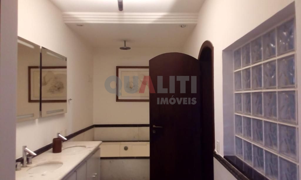 Apartamento com 280m² para Locação e Venda de alto padrão em Moema 4 quartos, 3 suítes, 4 vagas e piscina individual no apartamento.