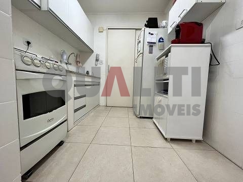 Apartamento de 1 dormitório reformado para venda em Moema próximo do Parque Ibirapuera.
