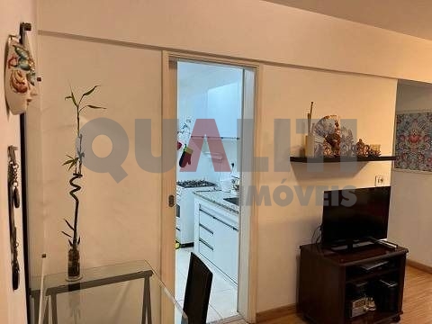 Apartamento de 1 dormitório reformado para venda em Moema próximo do Parque Ibirapuera.