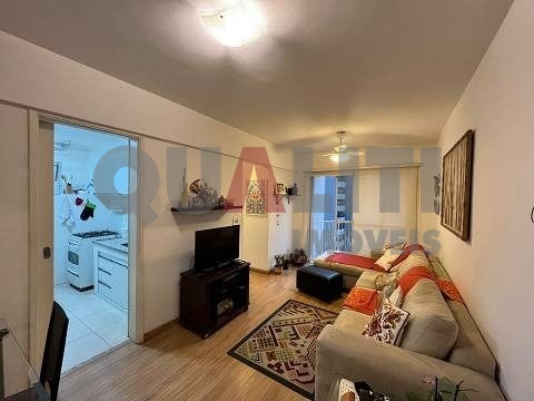 Apartamento de 1 dormitório reformado para venda em Moema próximo do Parque Ibirapuera.
