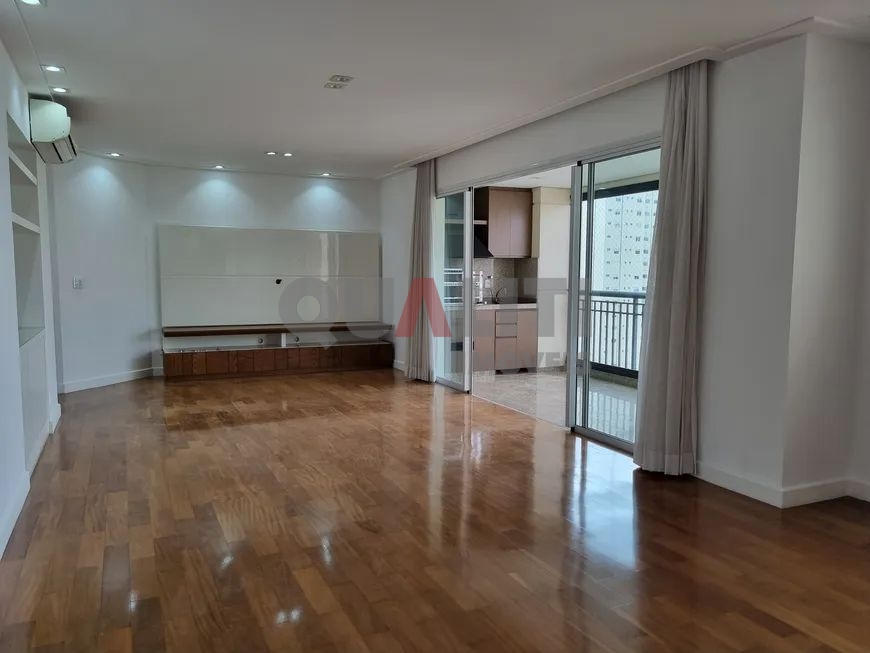 Apartamento para locação com 137 m², 3 suítes, 3 garagens em