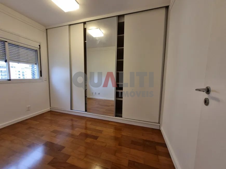 Apartamento para Locação com 137 m², 3 suítes, 3 garagens em Condomínio Luxo e Club, em Moema