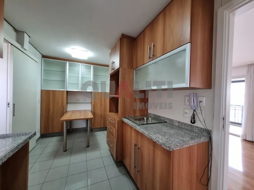 Apartamento para Locação com 137 m², 3 suítes, 3 garagens em Condomínio Luxo e Club, em Moema
