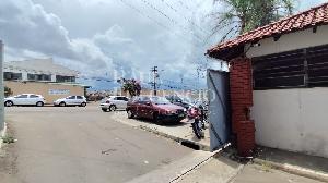 Imóvel comercial com pátio para alugar em Londrina. Foto 2