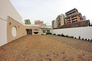 Imóvel comercial alugado - Próximo ao Hospital Evangelico. Foto 2