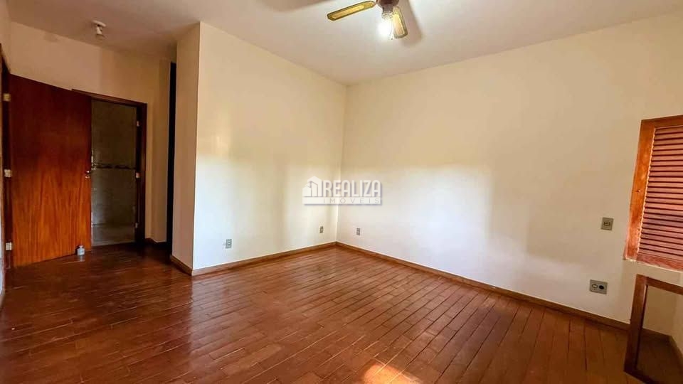 Casa, 3 quartos, 269 m² - Foto 2