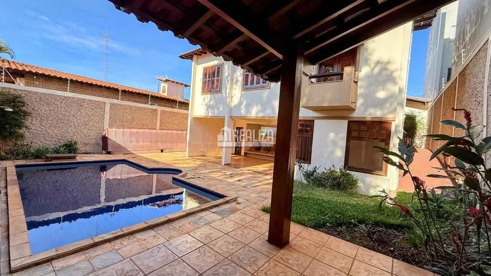 Casa, 3 quartos, 269 m² - Foto 1